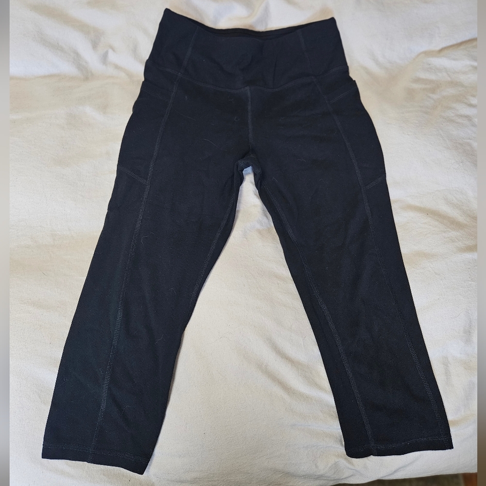 Black Capri Leggings with High-Rise Waistband and Smooth Fabric